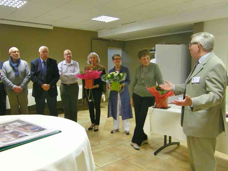 01_100_8084 (Poncet).jpg - Au nom du président, le trésorier remercie les GO et complimente leurs épouses avec quelques fleurs.